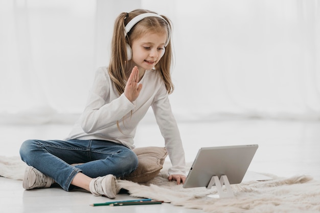 Ragazza salutando i suoi colleghi in aula virtuale