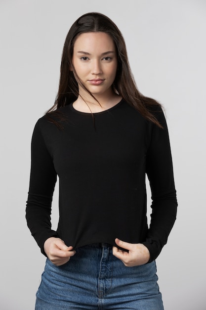 Free photo girl wearing black t-shirt posing in studio