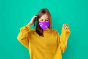 Бесплатное фото Девушка носит маску для предотвращения коронавируса 19