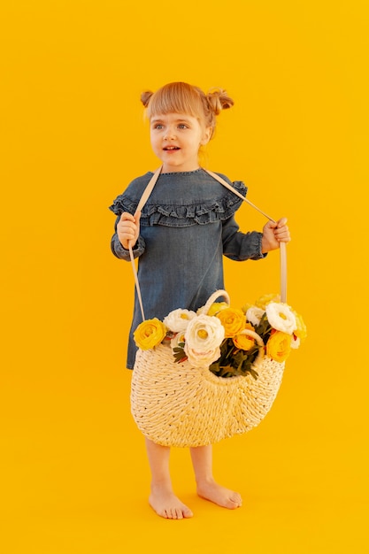 Бесплатное фото Девушка в цветочной корзине