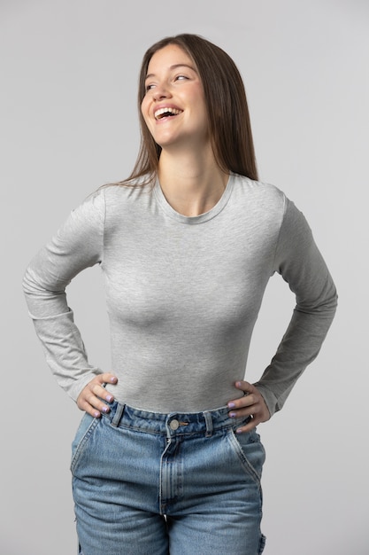 Free photo girl wearing grey t-shirt posing in studio