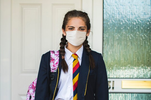 マスクをして新しい普通の学校に通う女の子