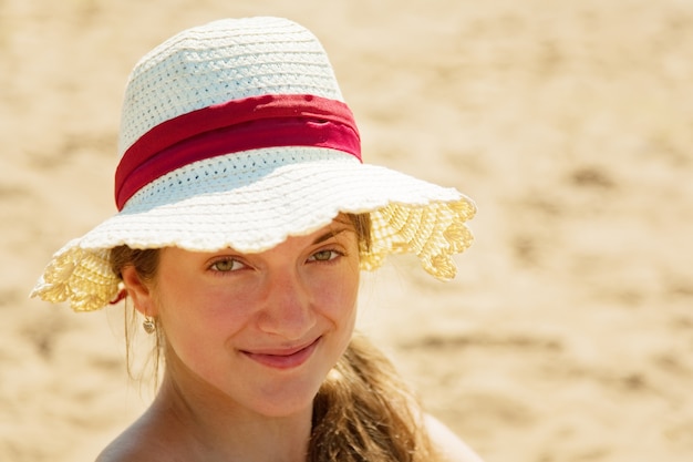 Free photo girl wearing straw hat