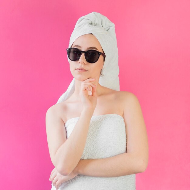 Девушка в полотенце и солнцезащитные очки