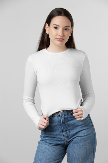 Foto gratuita ragazza che indossa una maglietta bianca in posa in studio