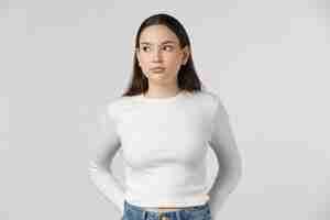 Free photo girl wearing white t-shirt posing in studio