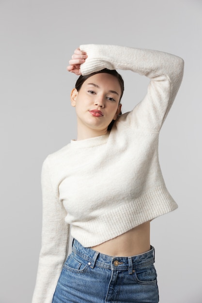 Free photo girl wearing white t-shirt posing in studio