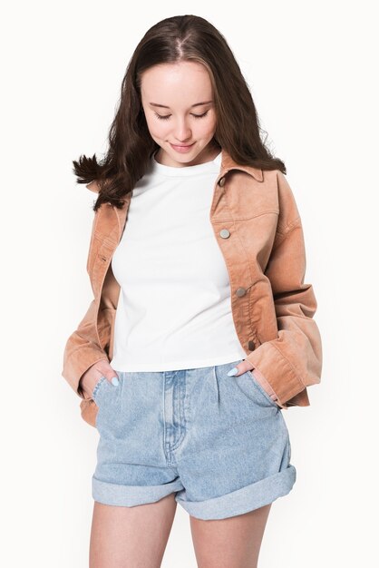 흰색 t- 셔츠와 갈색 재킷 겨울 패션 촬영 소녀