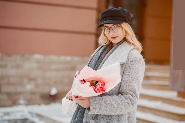 Ragazza in una città d'inverno