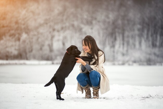 犬と遊ぶ冬の女の子