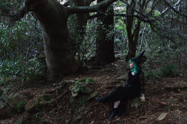 Девушка в костюме ведьмы в лесу