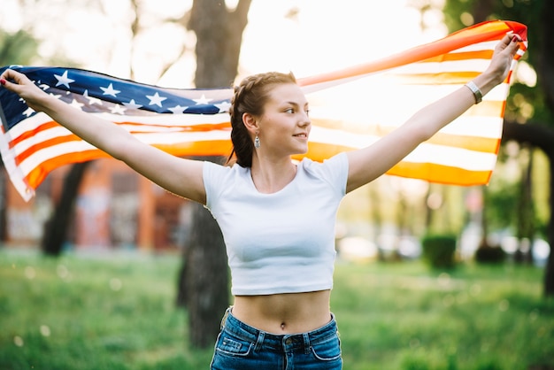 자연 속에서 미국 국기와 소녀