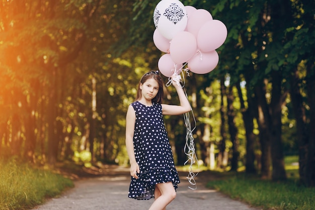 Foto gratuita ragazza con palloncini