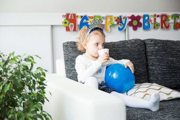 Девушка с воздушным шаром на вечеринке по случаю дня рождения