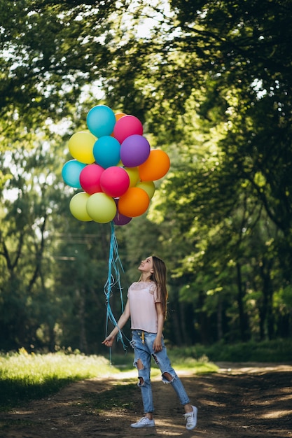 Ragazza con palloncini nel parco