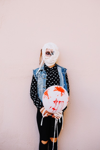 Free photo girl with bandaged head and hands