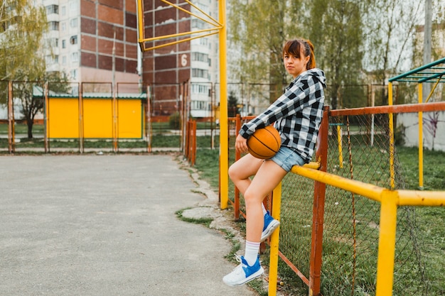 Foto gratuita ragazza con la pallacanestro in ambiente urbano