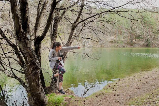 Foto gratuita ragazza con il binocolo che punta a qualcosa