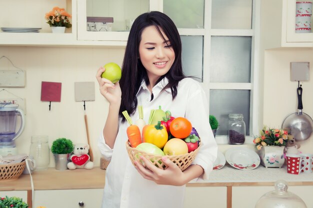 野菜のボウルを持つ少女