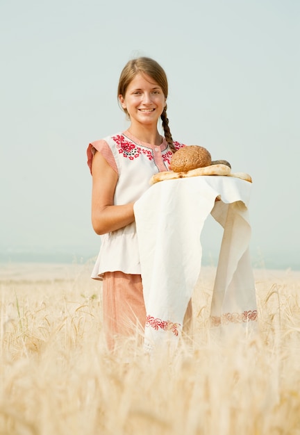 Free photo girl  with bread at field