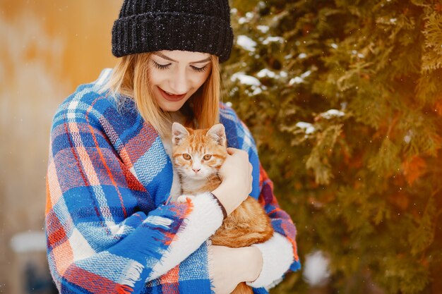 猫を持つ少女