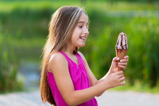 チョコレートシロップアイスクリームを持つ少女