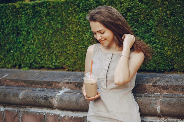 Foto gratuita ragazza con caffè