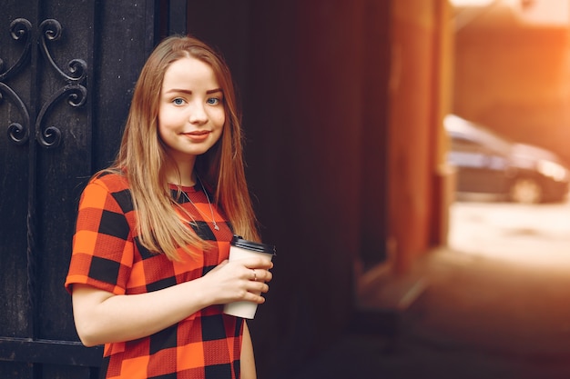 Foto gratuita ragazza con caffè