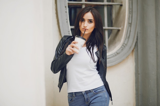 Foto gratuita ragazza con caffè