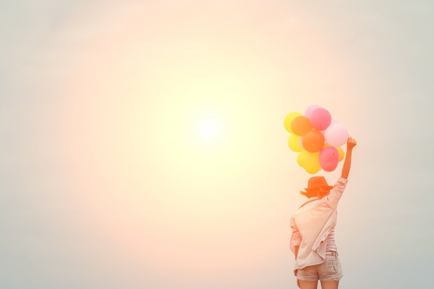 Ragazza con palloncini colorati