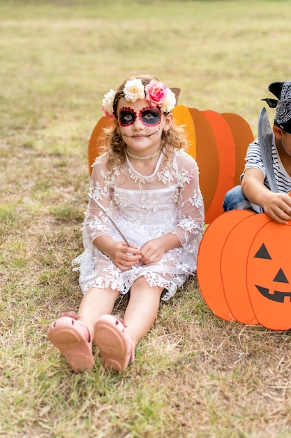 Foto gratuita ragazza con costume per halloween