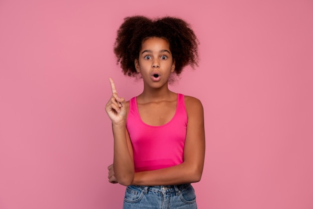 Ragazza con i capelli ricci rivolti verso l'alto