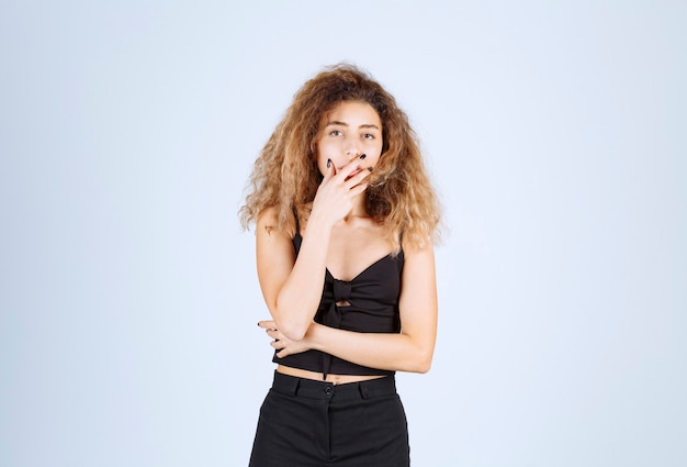 La ragazza con i capelli ricci sembra premurosa.