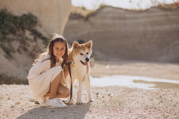 ビーチで犬を持つ少女