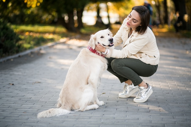 女の子と犬