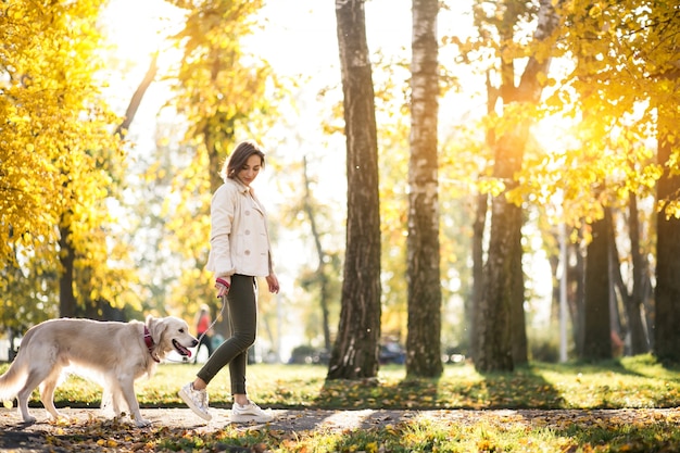 女の子と犬