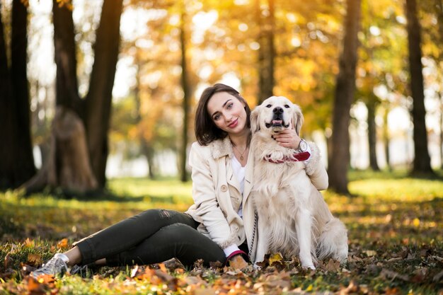 女の子と犬