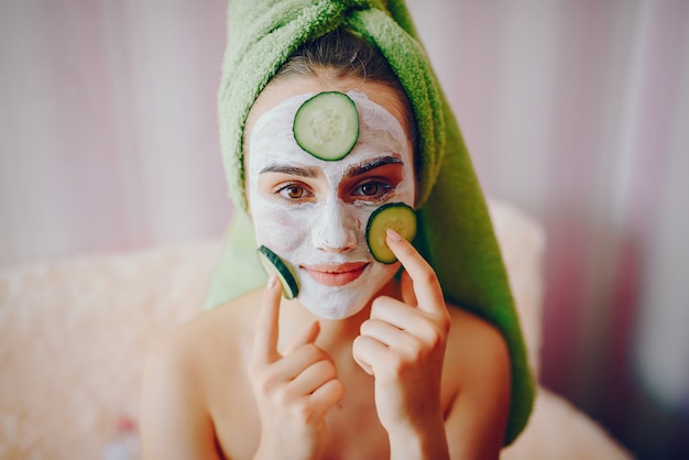 Ragazza con maschera viso