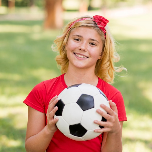 サッカーボールを持つ少女