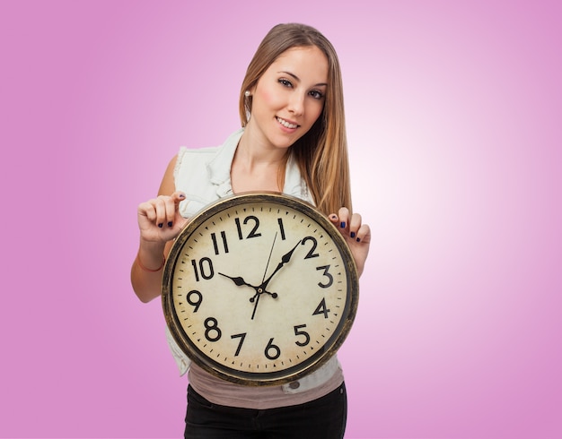 Foto gratuita la ragazza con un gigantesco orologio