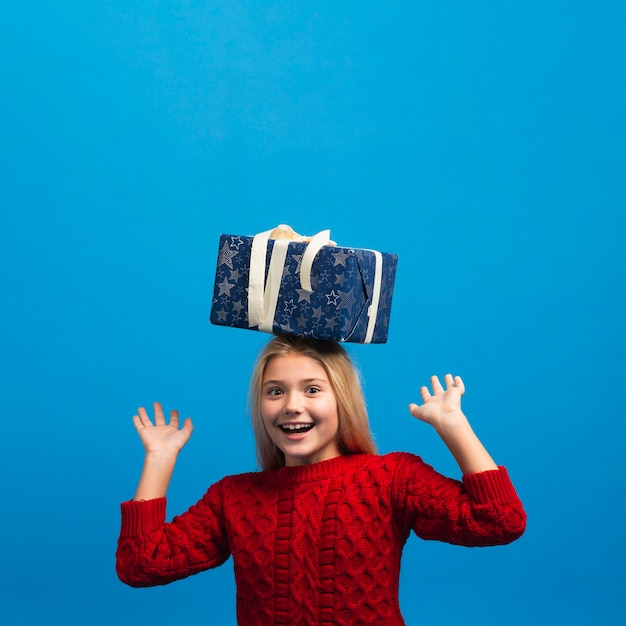 Ragazza con il regalo sullo spazio della copia capa