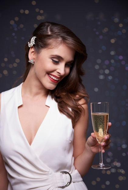 Foto gratuita ragazza con un bicchiere di champagne