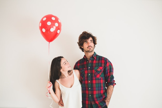 Foto gratuita ragazza con un globo guardando il suo fidanzato