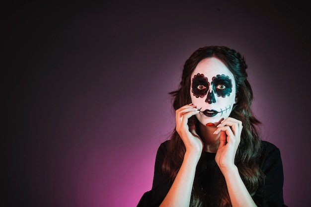 Девушка с Хэллоуин макияж и пространство слева