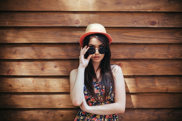 Ragazza con cappello e occhiali da sole