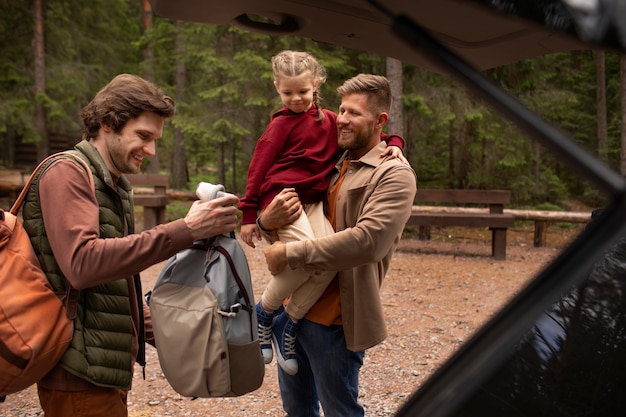 Free photo girl with her dads enjoying family trip