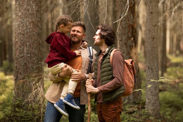 Foto gratuita ragazza con i suoi papà che si gode il viaggio di famiglia