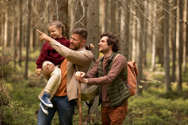 Foto gratuita ragazza con i suoi papà che si gode il viaggio di famiglia