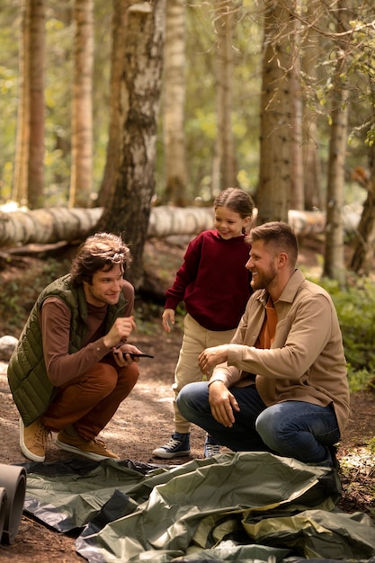 Foto gratuita ragazza con i suoi papà che si gode il viaggio di famiglia