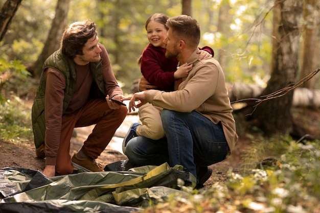 Foto gratuita ragazza con i suoi papà che si gode il viaggio di famiglia